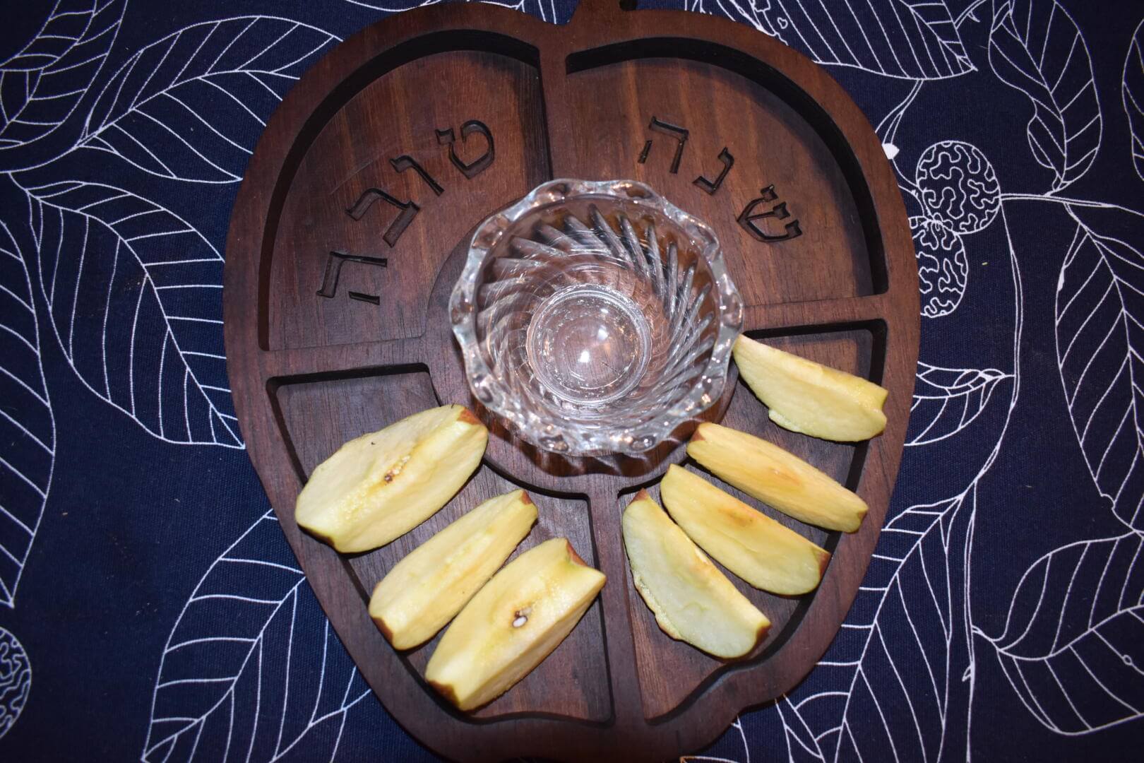 Elegantly Crafted Wooden Rosh Hashanah Apple Tray: Personalized Sweetness and Tradition